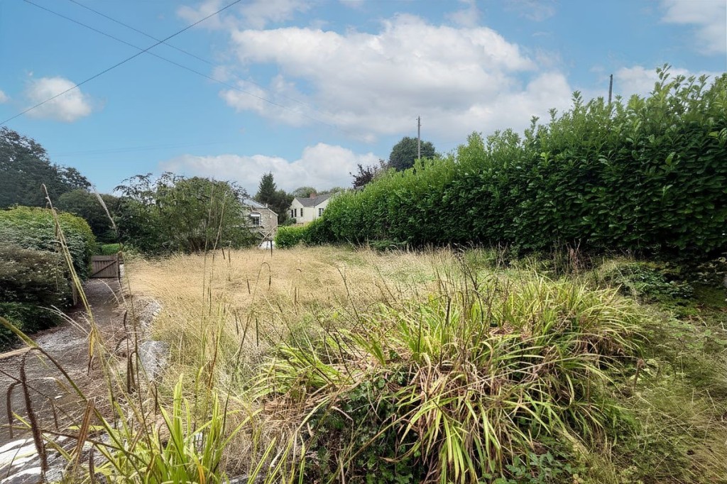 Lot: 182 - SEMI-DETACHED COTTAGE FOR UPDATING - Front garden